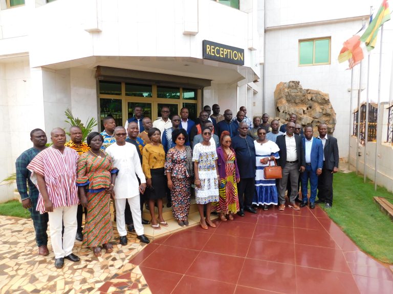 Photo2 Photo de famille des participants lors de latelier de validation de la SNAENF Togo